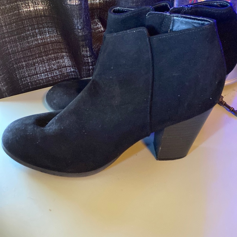 Old navy ankle boots with heel.